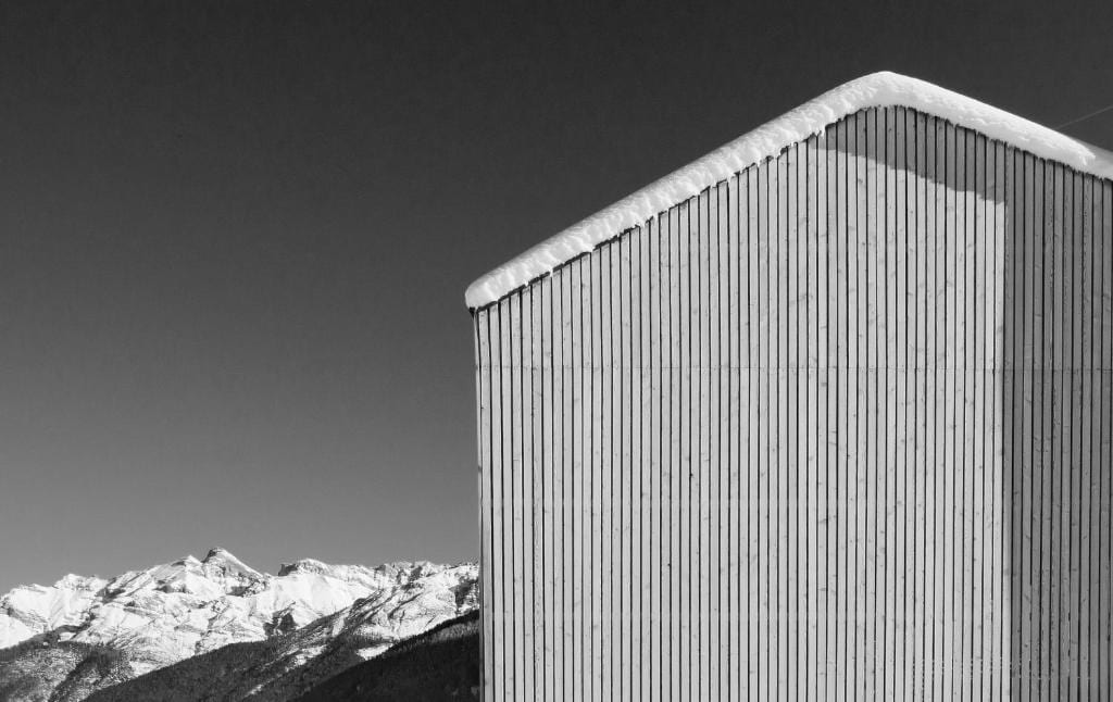 Moderne Holzarchitektur vor den Stubaier Alpen