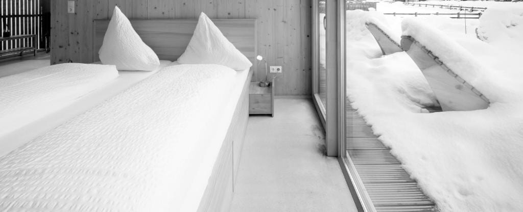 Doppelbett mit Blick in den verschneiten Garten