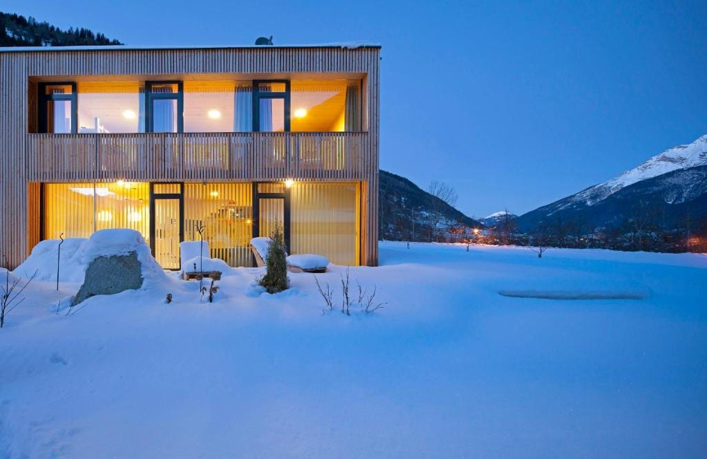 Ferienhaus Alpin in verschneiter Winterlandschaft
