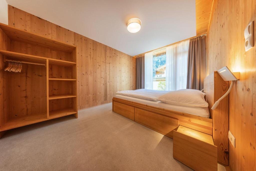 Schlafzimmer mit Doppelbett und Holzausstattung