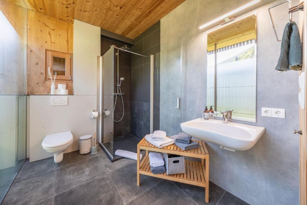 Barrierefreies Bad mit Dusche und WC