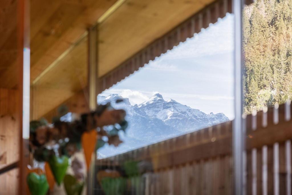 Bergblick durch die Fenster des Holzhauses