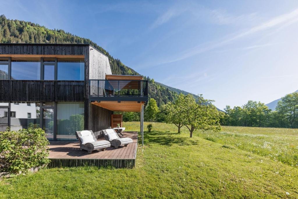 Ferienhaus Alpin mit Terrasse und Garten im Sommer
