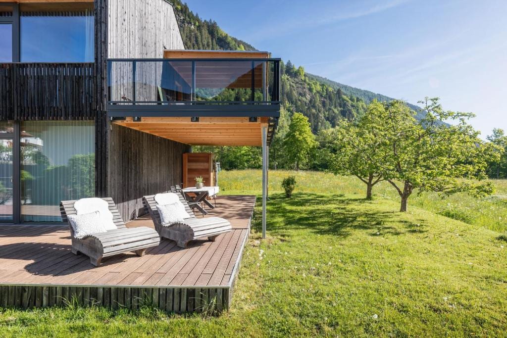 Große Terrasse mit Liegen und sonnigem Garten