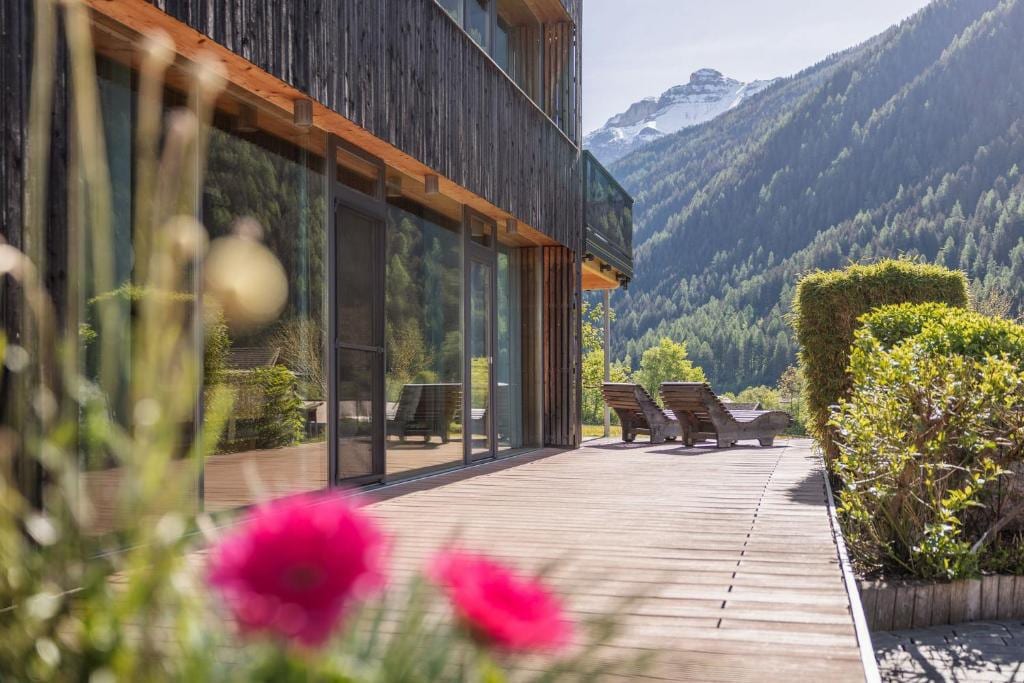 Terrasse mit Blick auf die Stubaier Bergwelt